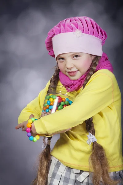 Kleines Mädchen mit Bohnengelee. — Stockfoto