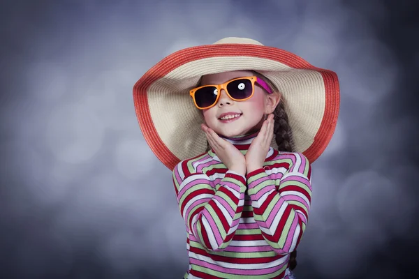 Chica veraniega feliz con un sombrero y gafas de sol — Foto de Stock