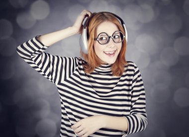 kulaklık ve gözlük ile kız.