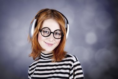 kulaklık ve gözlük ile kız.