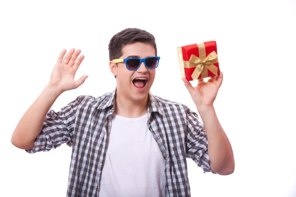 Ein Mann mit Geschenkbox, weißer Hintergrund. — Stockfoto