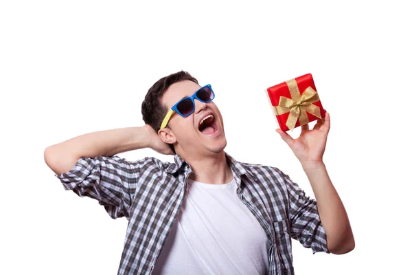 Ein Mann mit Geschenkbox, weißer Hintergrund. — Stockfoto