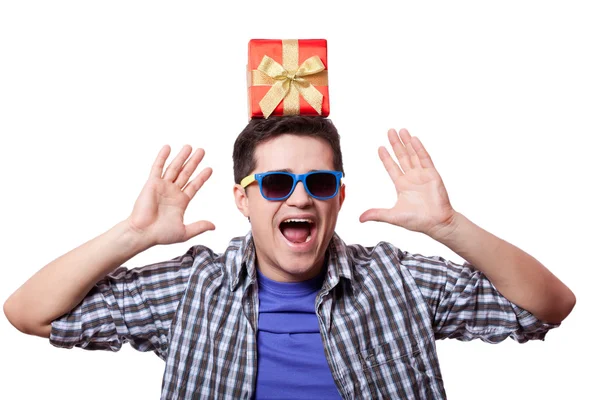 Un homme avec une boîte cadeau sur la tête, fond blanc . — Photo