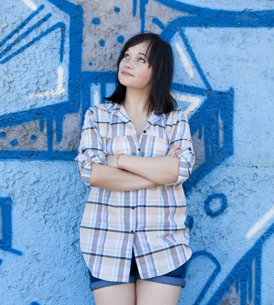 Stil Teen Girl in der Nähe von Graffiti Hintergrund. — Stockfoto