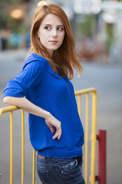 Estilo menina ruiva na rua — Fotografia de Stock