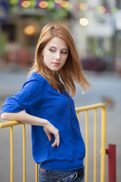 Stil rödhårig flicka på gatan — Stockfoto