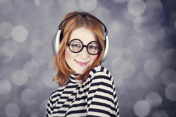 Menina engraçada com fone de ouvido e óculos . — Fotografia de Stock