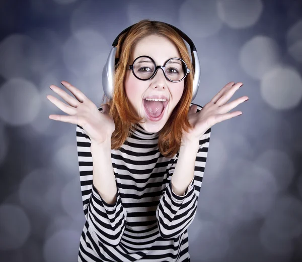 Lustiges Mädchen mit Kopfhörer und Brille. — Stockfoto