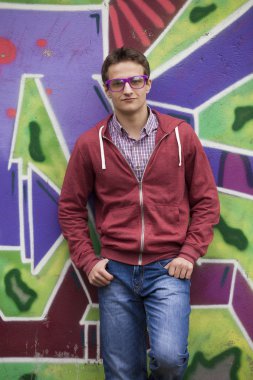 graffiti arka plan stili genç çocuğa.