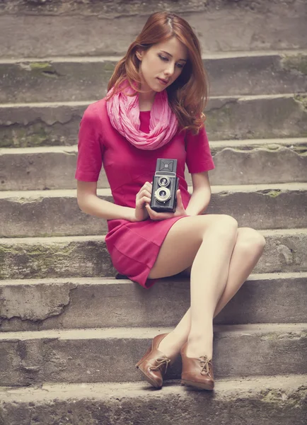 Chica joven con vintage 6x6 cámara al aire libre . — Foto de Stock