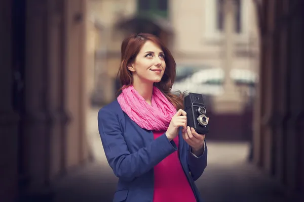 Jong meisje met vintage 6 x 6 camera op buiten. — Stockfoto