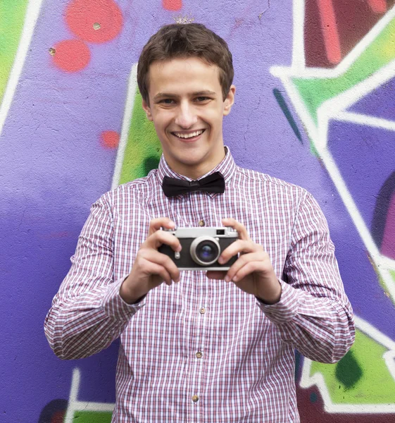 Estilo adolescente chico cerca de graffiti fondo . — Foto de Stock