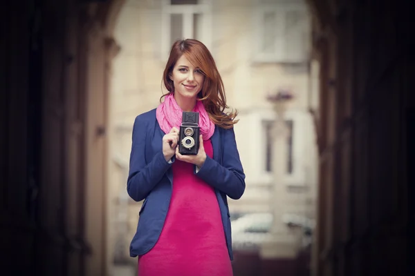Ung flicka med vintage 6 x 6 kamera på utomhus. — Stockfoto