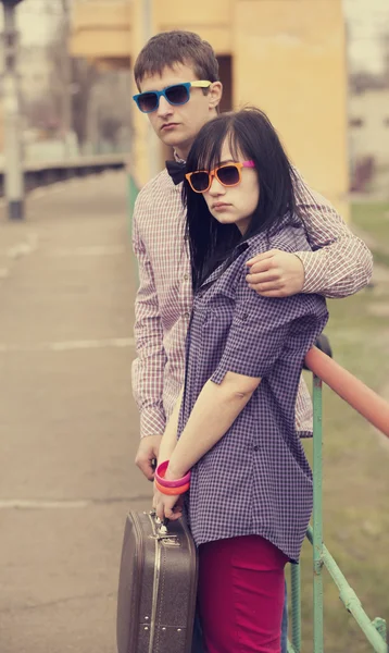 Adolescente pareja esperando tren . — Foto de Stock