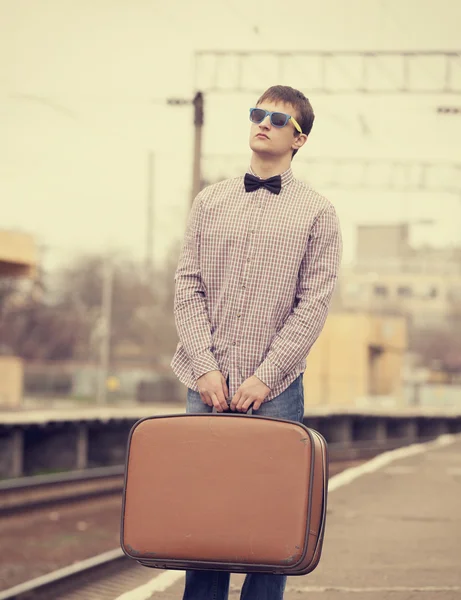 Adolescente em ferrovias — Fotografia de Stock