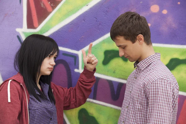 Conflict tieners in de buurt van graffiti muur. — Stockfoto