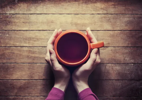 Çay fincan sıcak tutan kadın - Stok İmaj