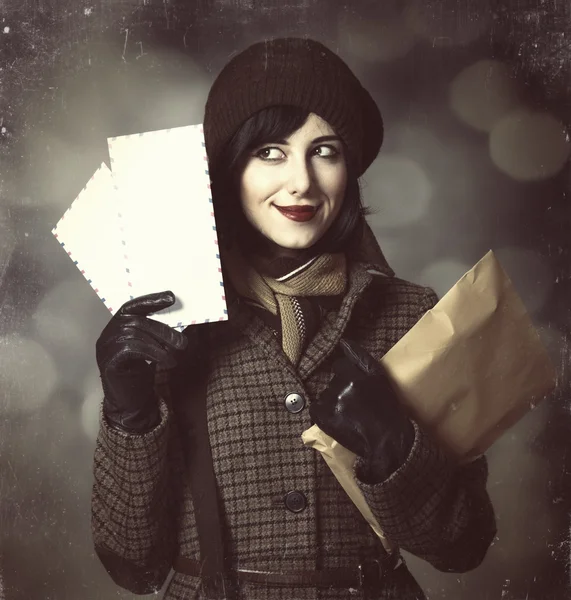 Junges Postmädchen mit Post. Foto im alten Farbstil mit Boke — Stockfoto