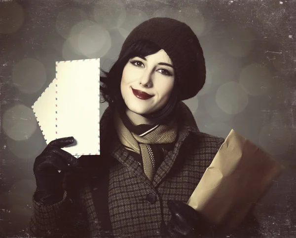 Unga brevbäraren flicka med mail. Foto i gammal färg stil med boke — Stockfoto