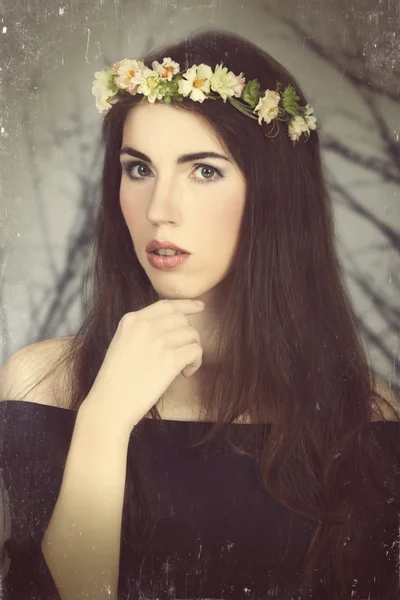 Meisje met stijl make-up en bloem. foto in vintage kleurstijl. — Stockfoto