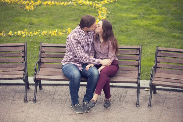 Jeune couple embrasser dans la rue — Photo