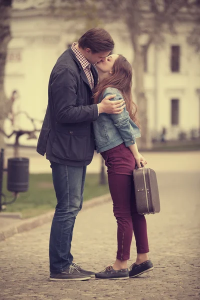 Genç bir çift sokakta öpüşme — Stok fotoğraf