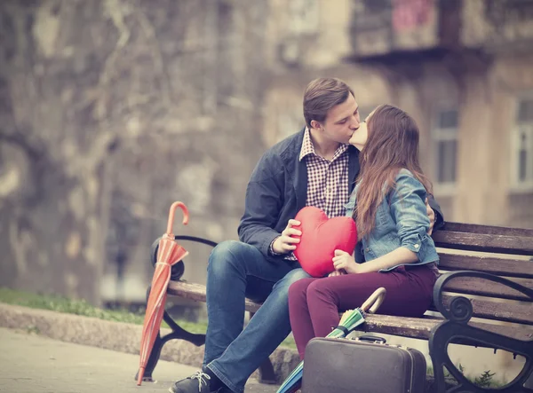 Jeune couple embrasser dans la rue — Photo