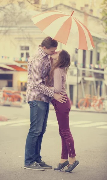 Joven pareja adolescente en la calle — Foto de Stock