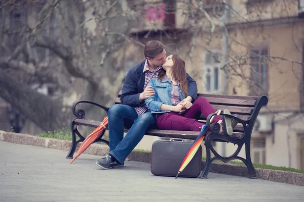 Jeune couple embrasser dans la rue — Photo