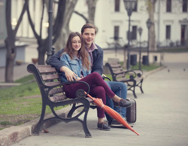 Jeune couple adolescent dans la rue — Photo