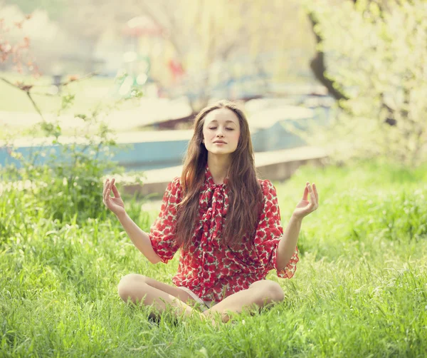 Teen girl in the park. — Stock Photo, Image