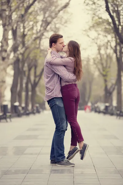 Pareja en callejón en la ciudad . —  Fotos de Stock