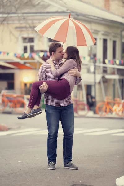 Casal beijando no beco na cidade . — Fotografia de Stock