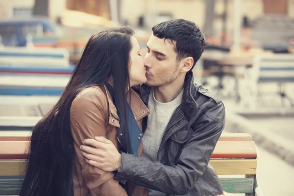 Casal beijando no banco no beco . — Fotografia de Stock
