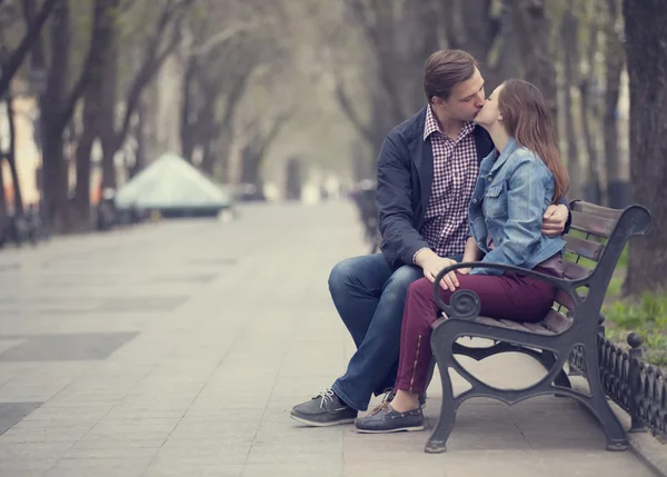 Couple baisers sur le banc à ruelle . — Photo