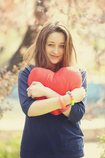 Ρομαντικό κορίτσι με καρδιά κοντά δέντρο — Φωτογραφία Αρχείου