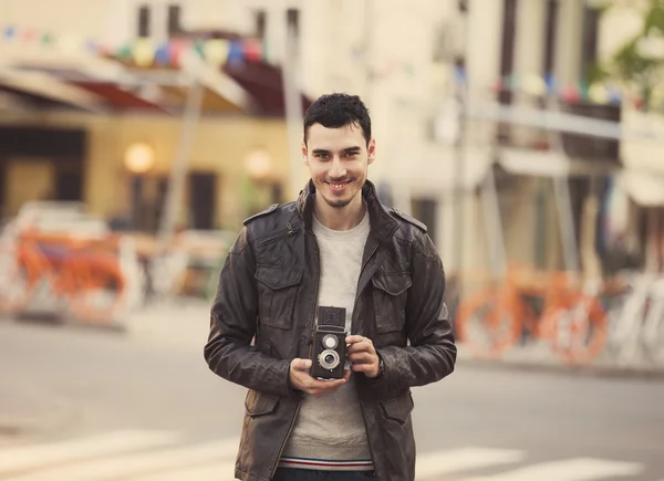 Ragazzo adolescente con fotocamera retrò all'aperto — Foto Stock