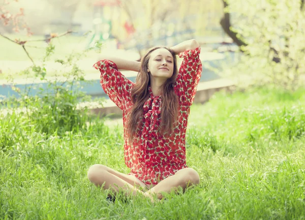 Ragazza adolescente nel parco . — Foto Stock