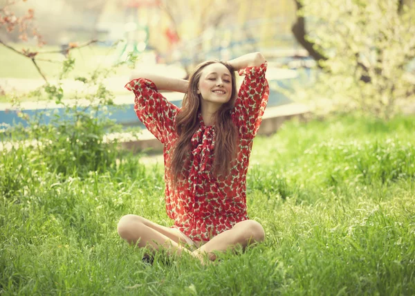 Tiener meisje in het park. — Stockfoto