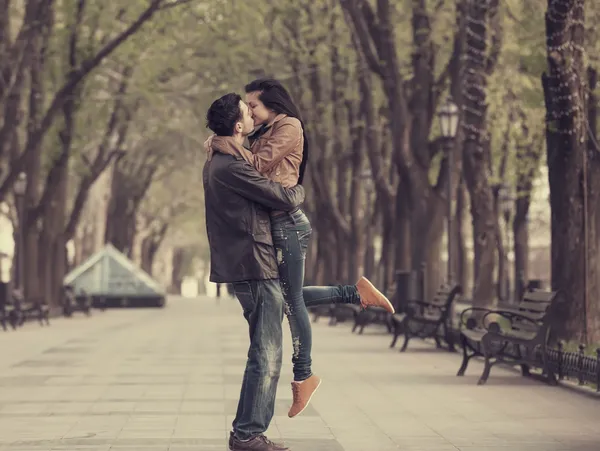 Pareja en callejón en la ciudad . —  Fotos de Stock