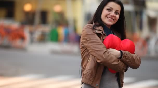 Menina com coração de brinquedo ao ar livre — Vídeo de Stock