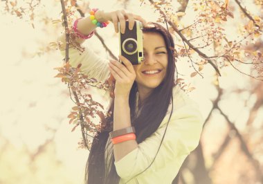 güzel bir kız ile kamera bahar Parkı