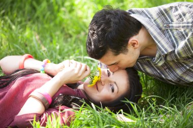 Çift yeşil çimenlerin üzerinde rahatlatıcı