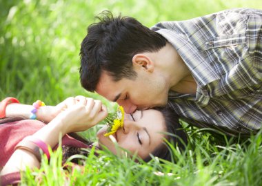 Çift yeşil çimenlerin üzerinde rahatlatıcı