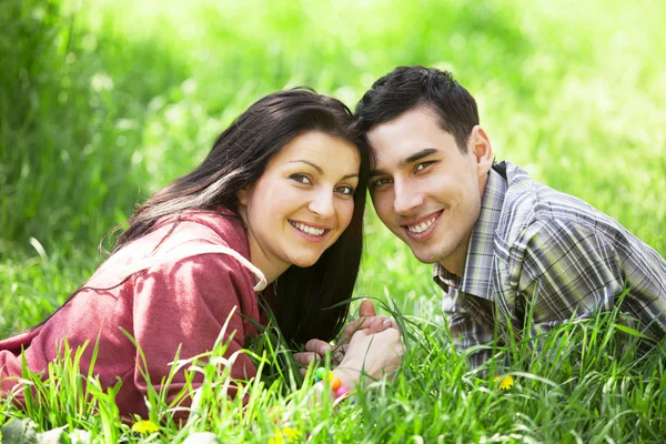 Paar ontspannen op groen gras — Stockfoto