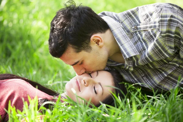 푸른 잔디에 커플 휴양 — 스톡 사진