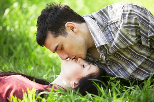 Paar ontspannen op groen gras — Stockfoto