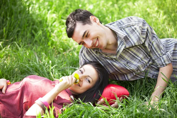 Casal Relaxante na grama verde — Fotografia de Stock