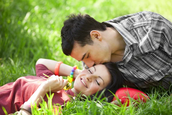 Casal Relaxante na grama verde — Fotografia de Stock