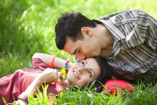 Пара розслабляється на зеленій траві — стокове фото